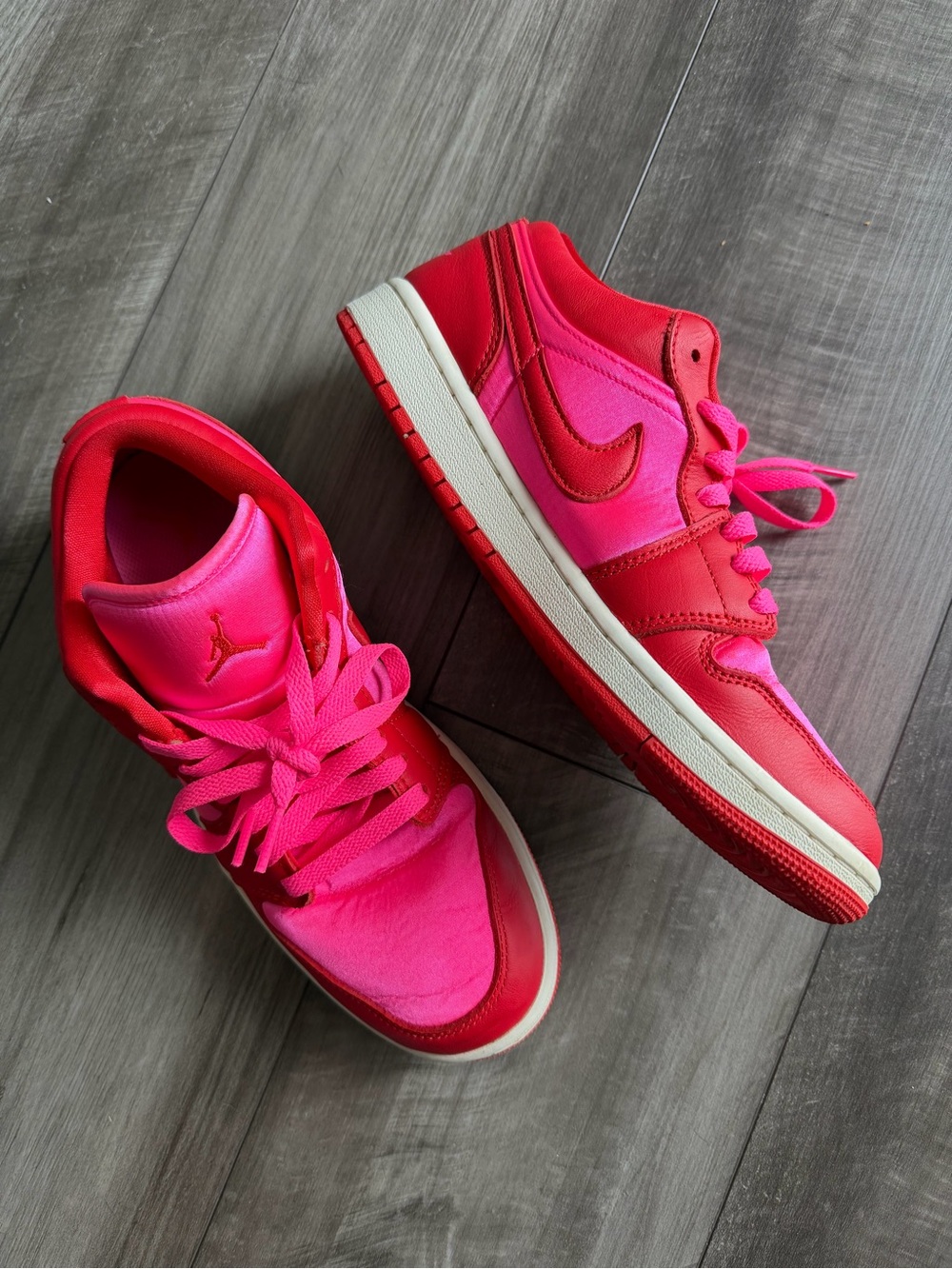 Women’s Air Jordan 1 Low SE Pink Blast Lace Up Sneakers Pink Satin Panels Sz 9
